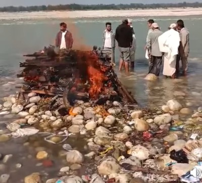  राष्ट्रिय सम्मानका साथ महाकाली नदी किनारमा विपिन जोशीको अन्त्येष्टि गरियो 